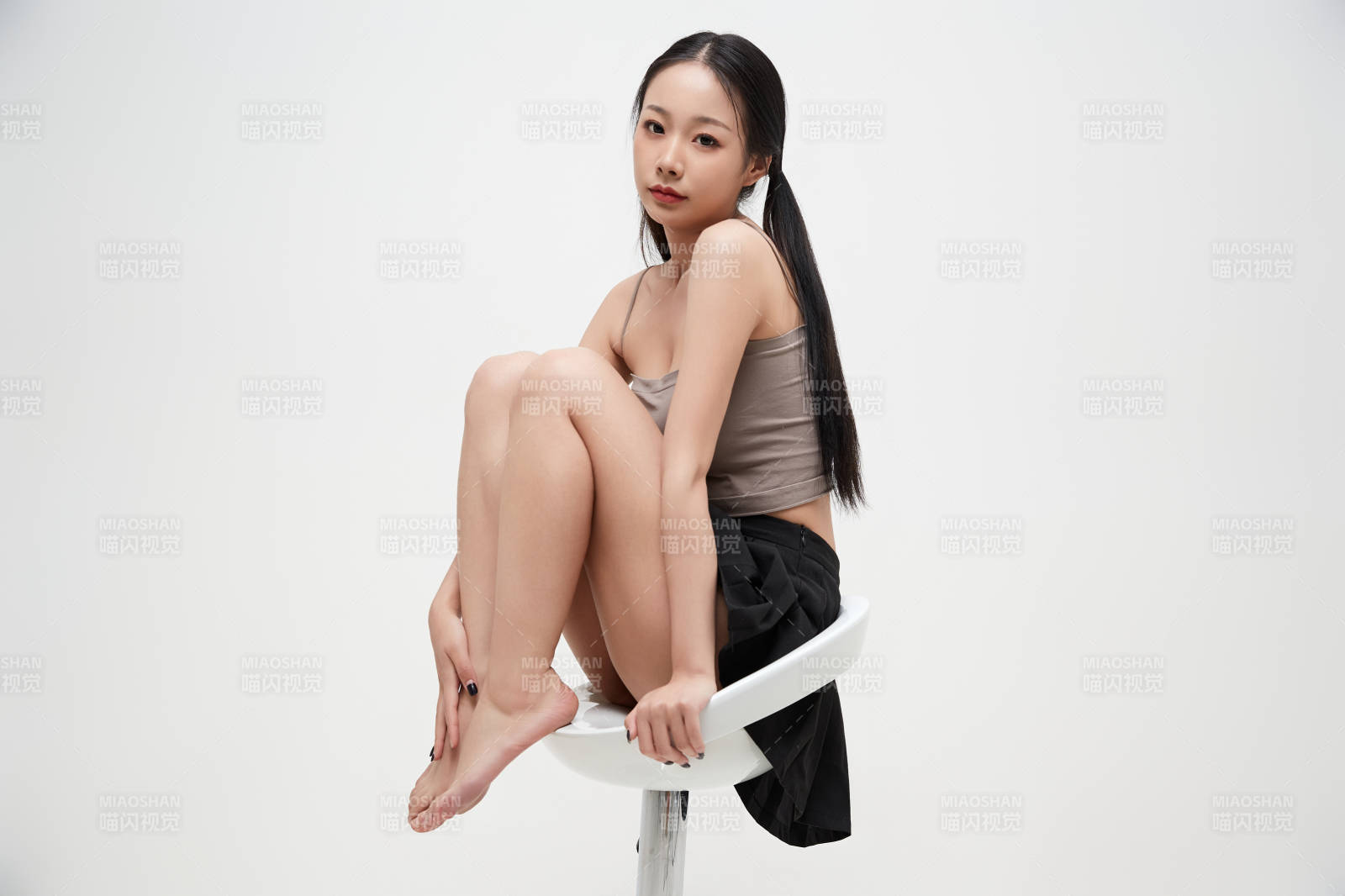 白色背景下的美丽可爱大学生