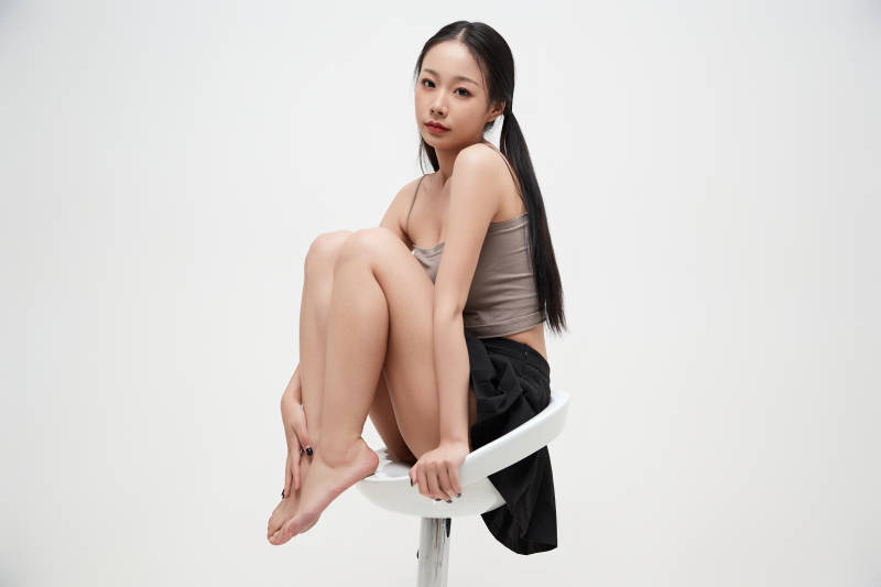 白色背景下的美丽可爱大学生