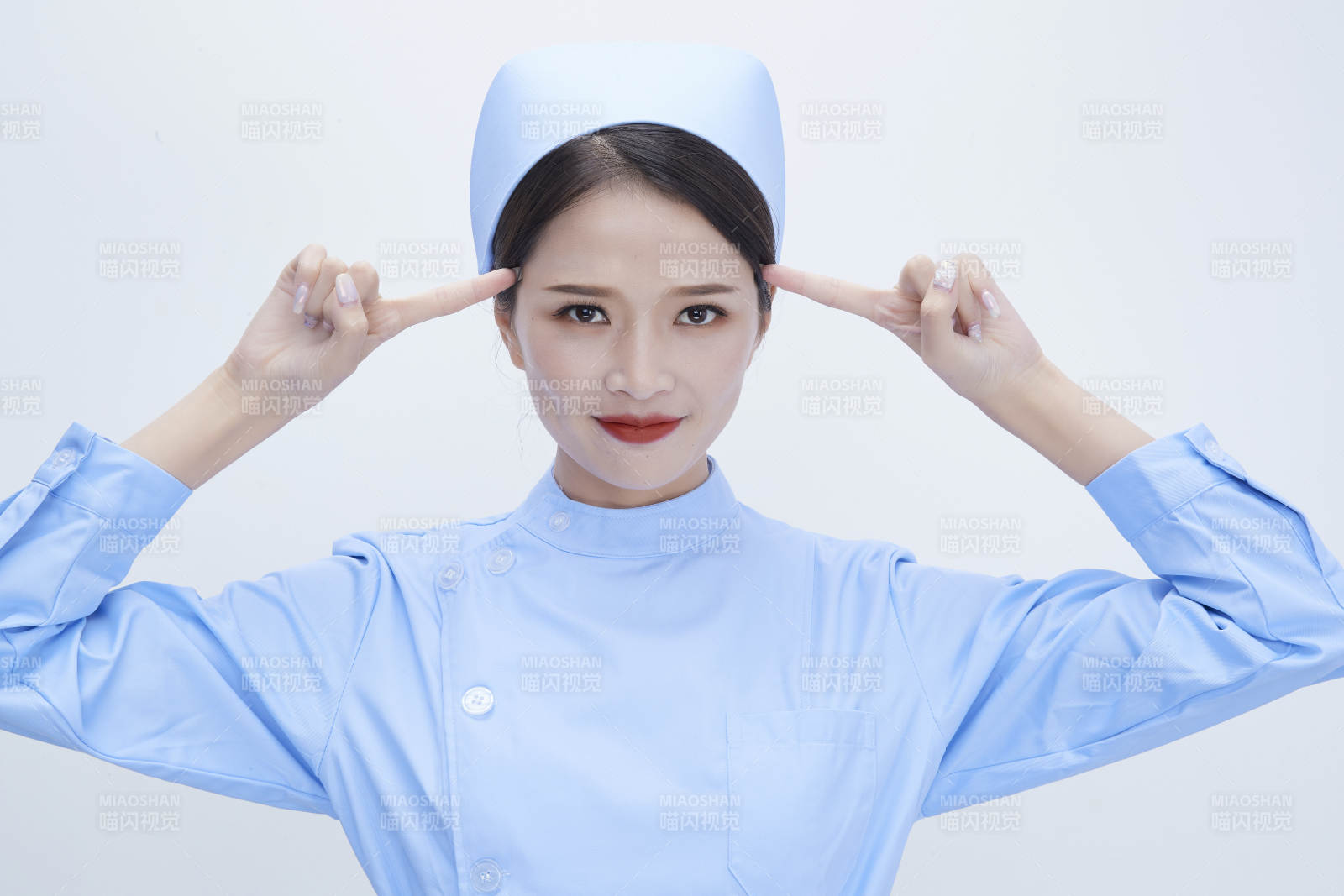 身穿藍色護士服展示各種表情的漂亮女護士