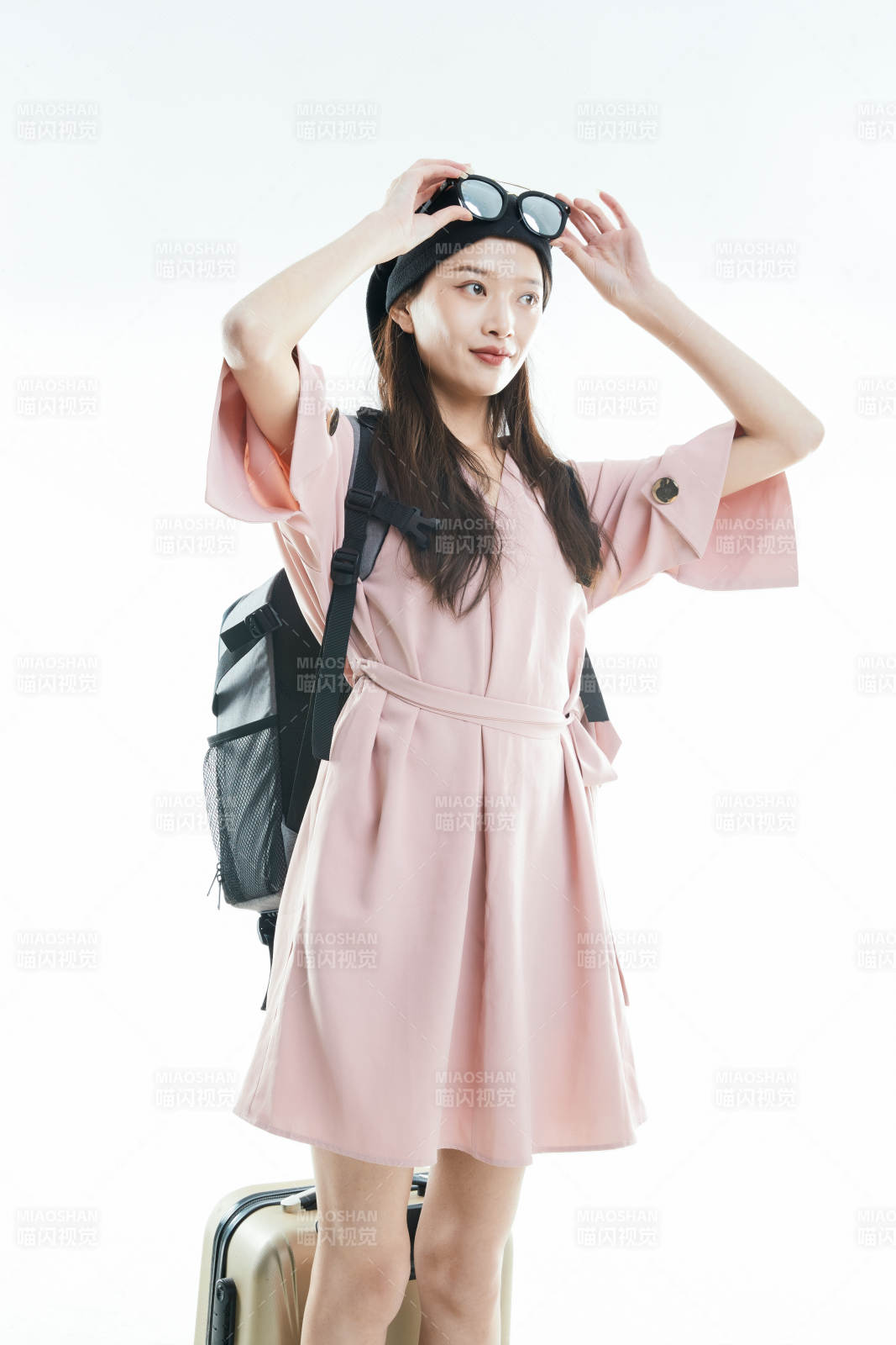 白色背景下準備出發旅行的美麗東方女大學生