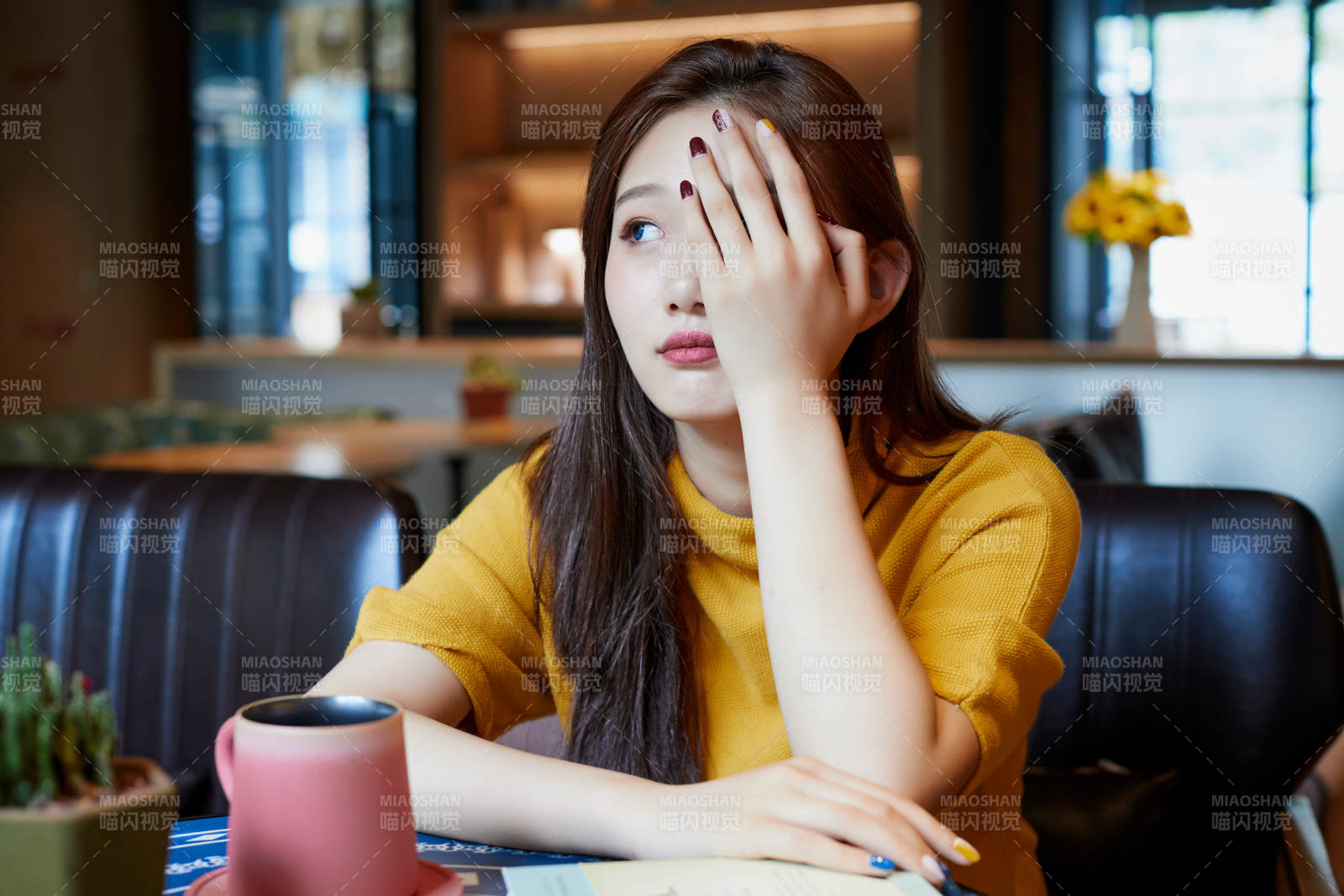 在图书咖啡馆阅读书籍的少女