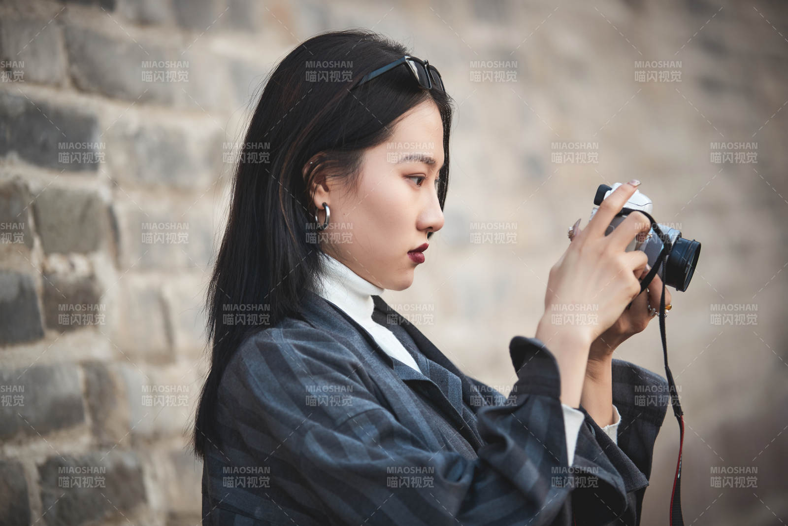 手持相机拍摄的港风少女