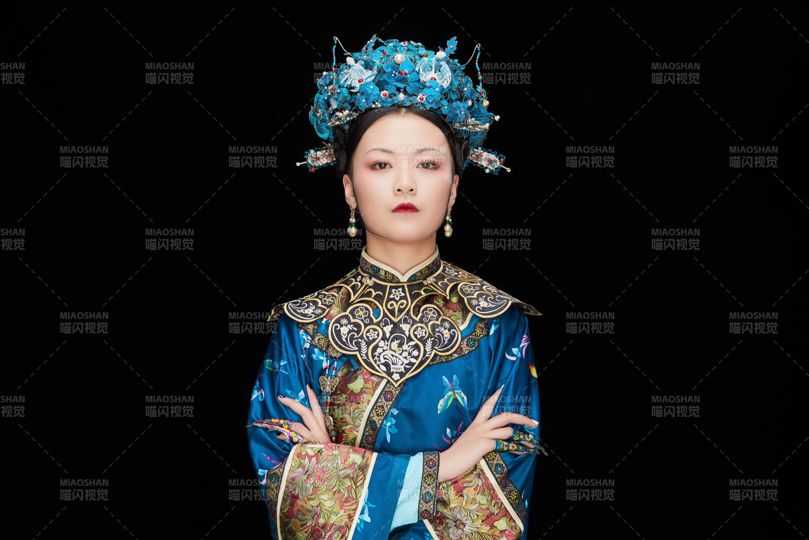 黑色背景下的清代女性古装造型清朝古装