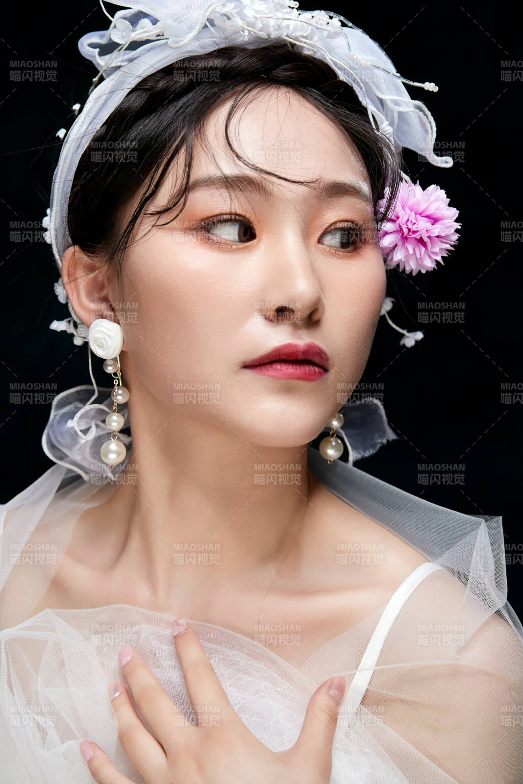 黑色背景下的女性復古婚紗妝面