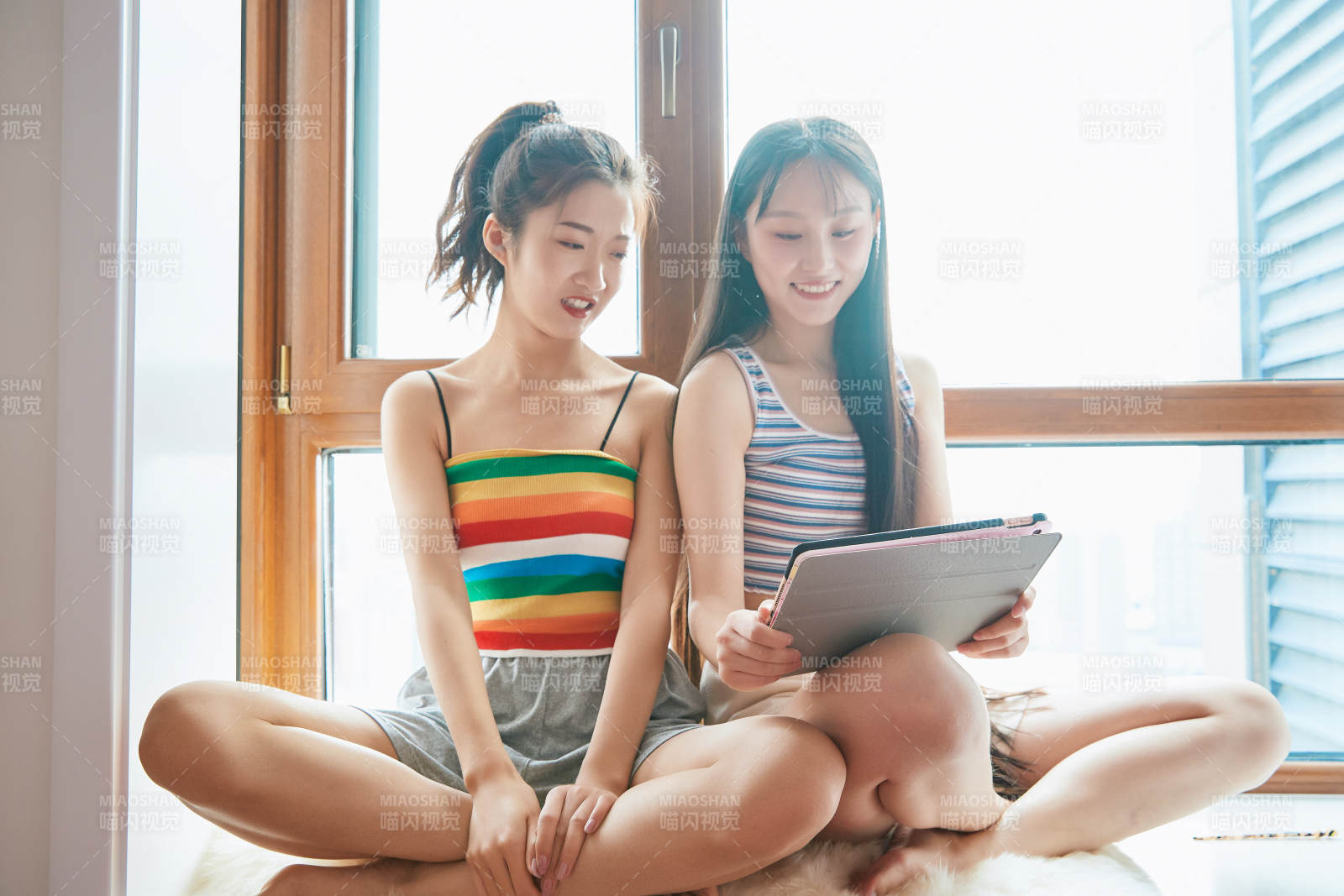 午后坐在飘窗上追剧休息的闺蜜少女