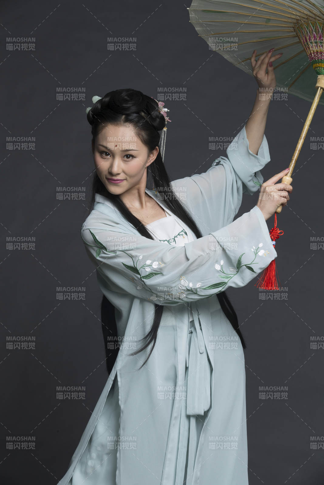 身穿古装的汉服女性人像汉服影棚拍摄