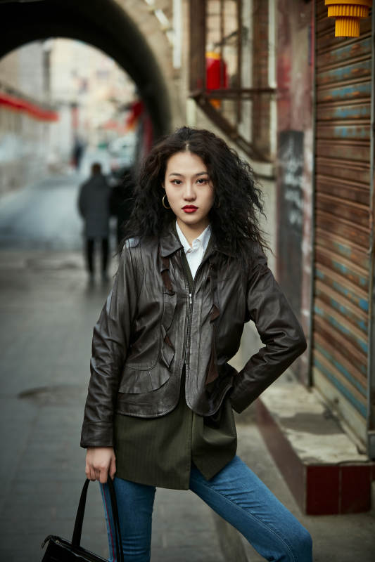 老旧城区里穿着复古港风的美丽清纯少女