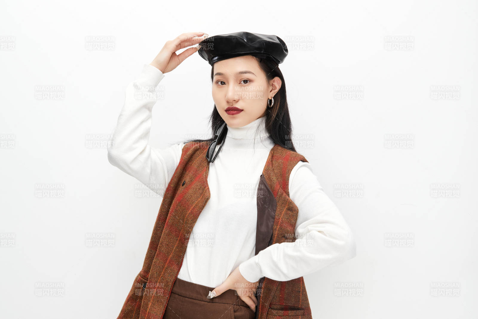 身穿復(fù)古服裝的亞洲少女人像