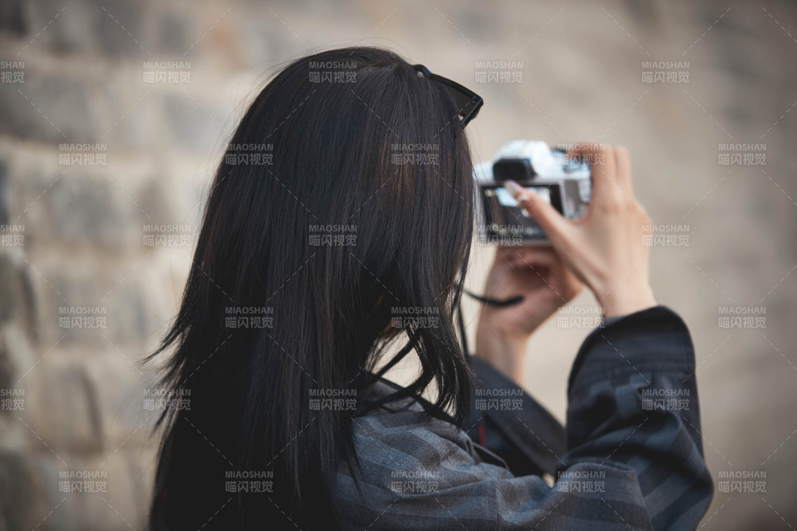手持相机拍摄的港风少女