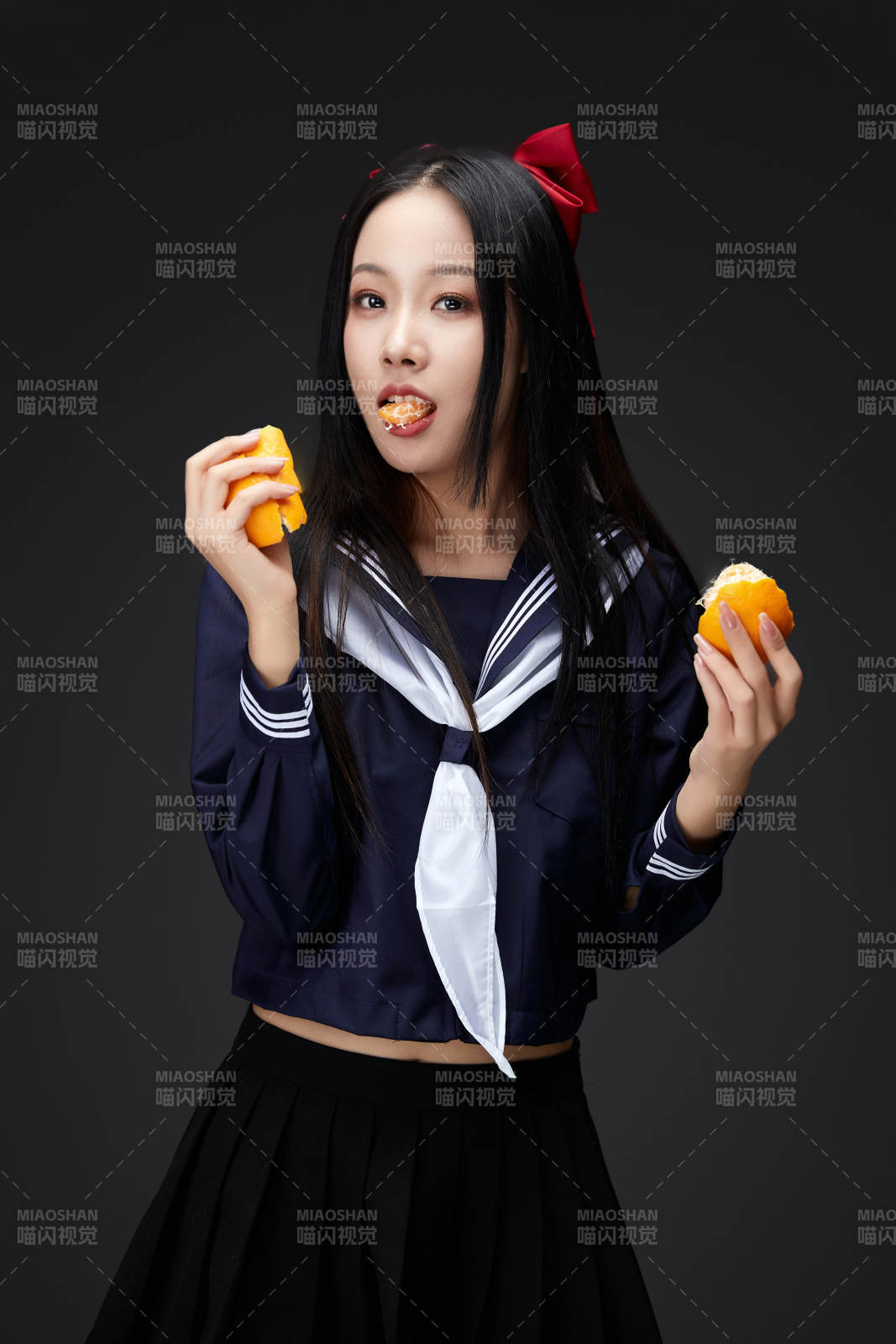 吃水果的亞洲東方長發少女