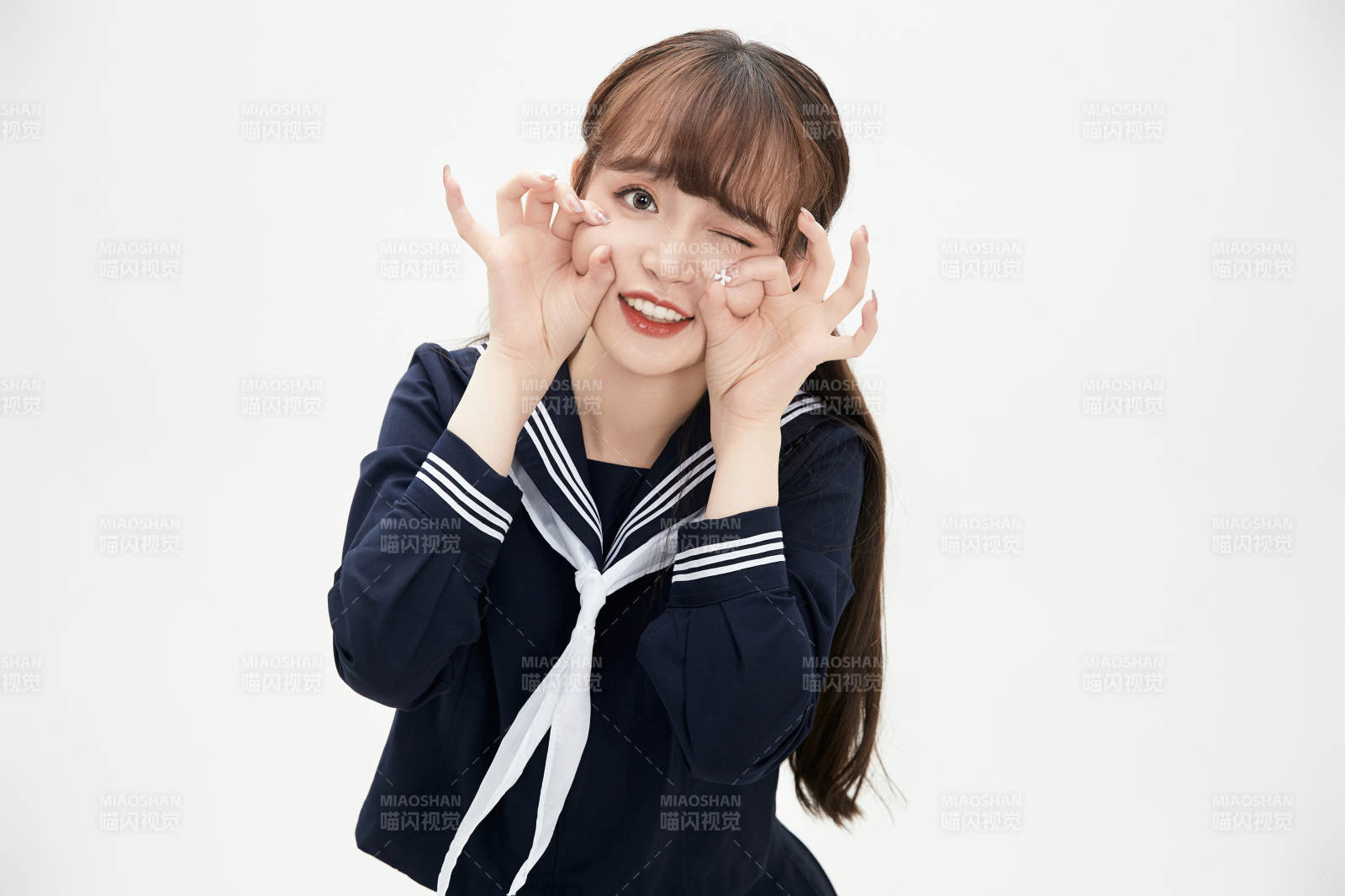 身穿日系高中制服的美丽少女图片