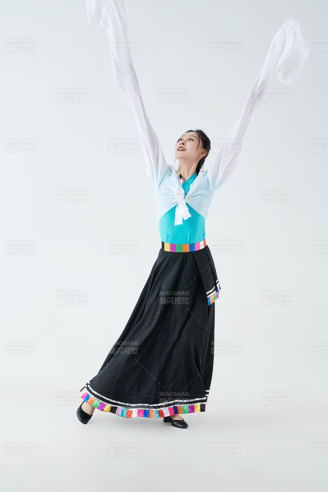 穿着藏族服饰跳着藏族舞蹈的少女