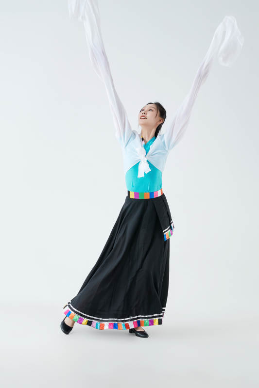 穿着藏族服饰跳着藏族舞蹈的少女