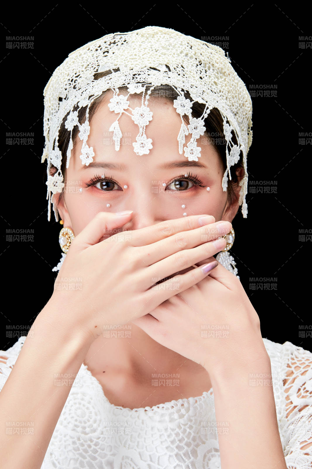 黑色背景下的美妝新娘彩妝人像