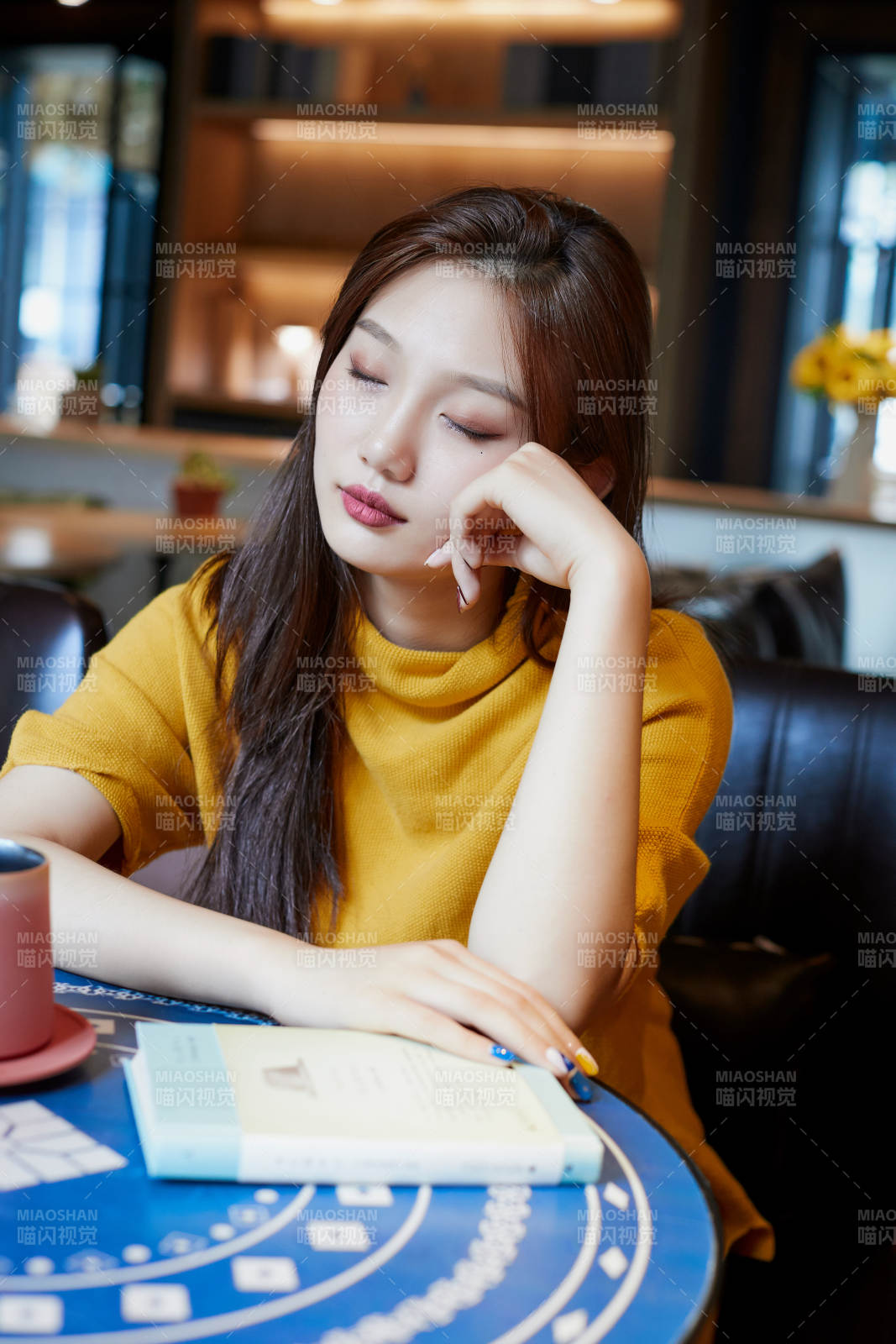 在图书咖啡馆阅读书籍的少女