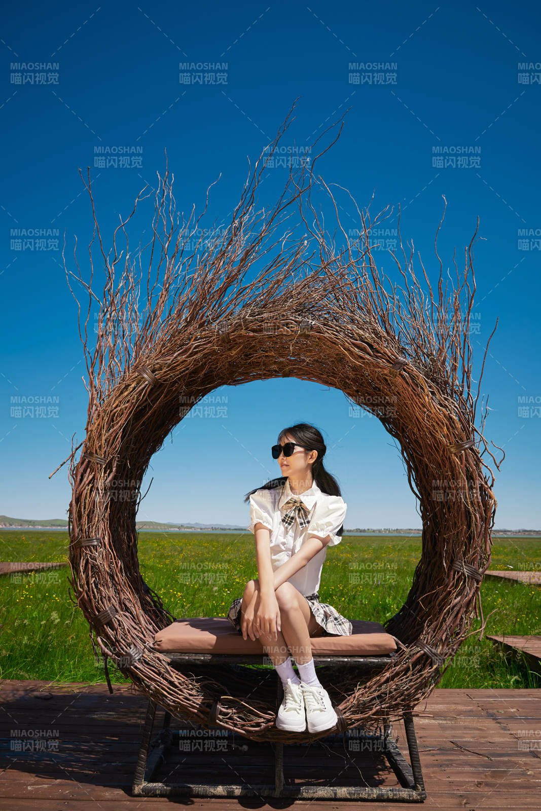 盛夏在草原湿地公园游玩的姑娘