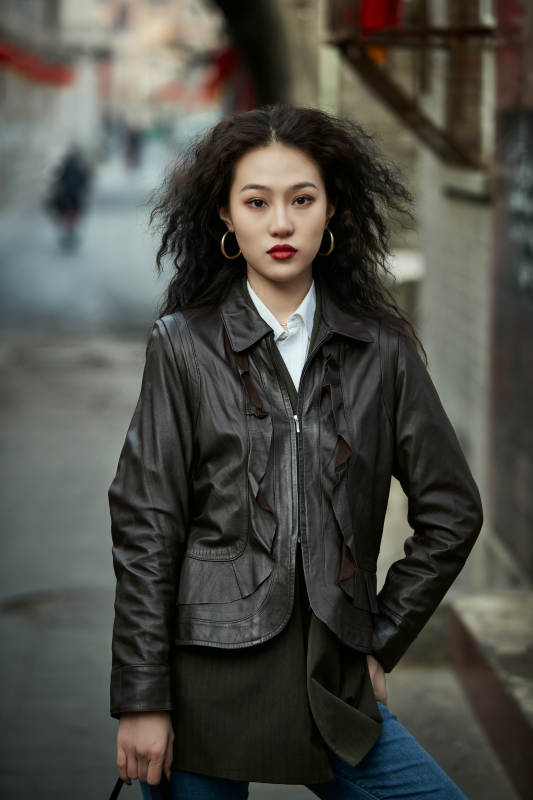 老旧城区里穿着复古港风的美丽清纯少女