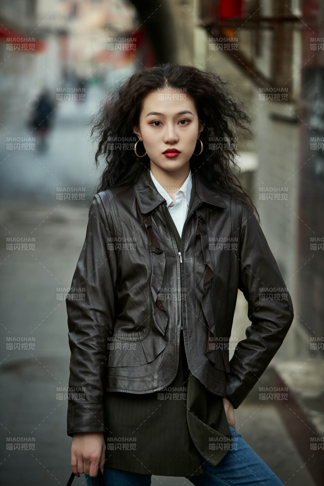 老舊城區(qū)里穿著復古港風的美麗清純少女