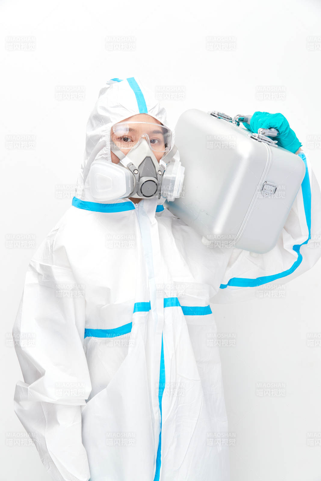 穿白色防护服佩戴护目镜口罩的女性医疗人员