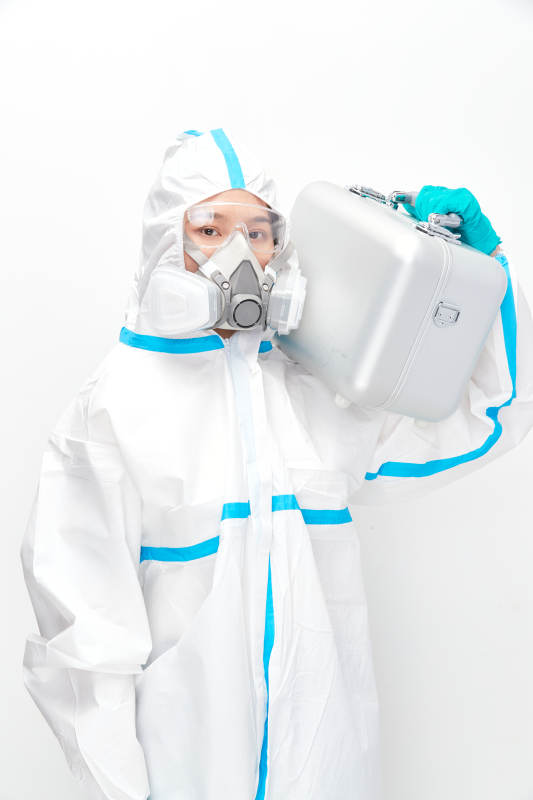 穿白色防护服佩戴护目镜口罩的女性医疗人员