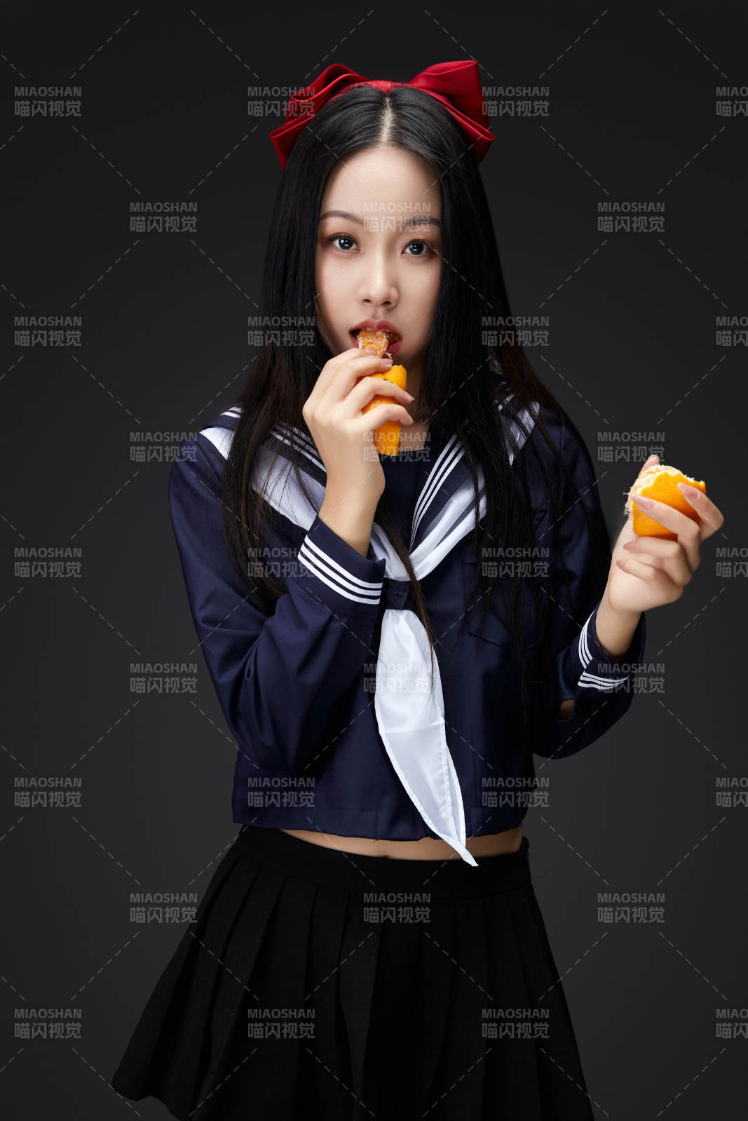 吃水果的亚洲东方长发少女