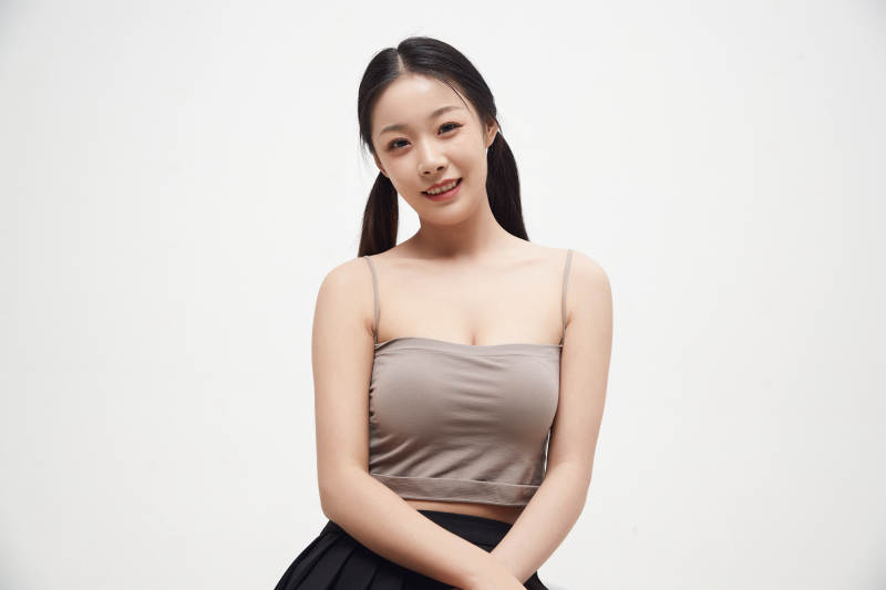 白色背景下的美丽可爱大学生