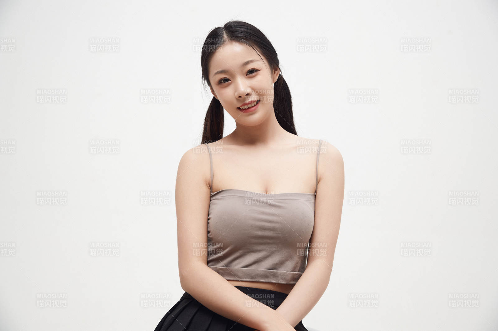 白色背景下的美麗可愛大學生