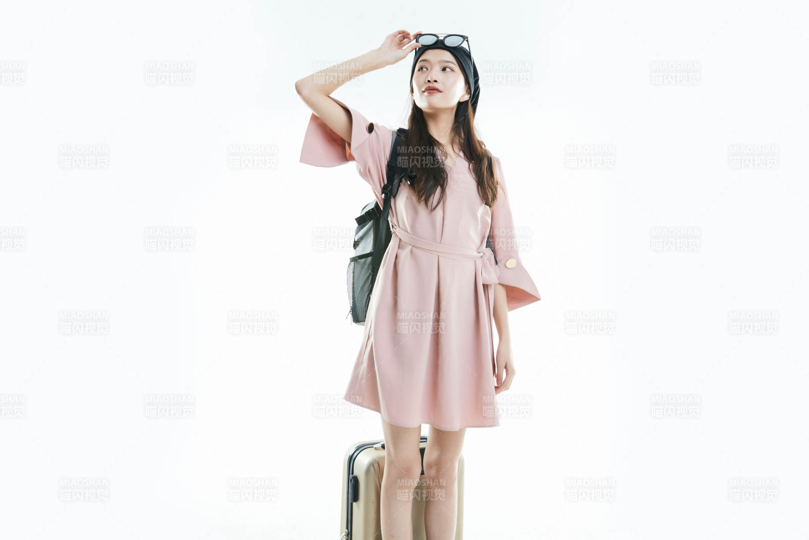 白色背景下准备出发旅行的美丽东方女大学生图片