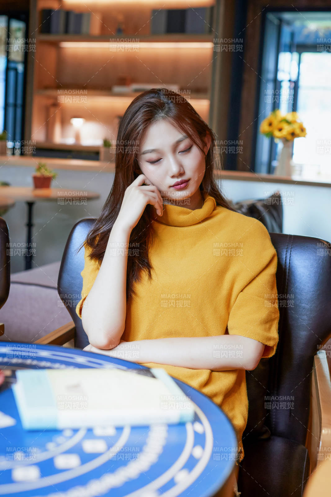 在图书咖啡馆阅读书籍的少女