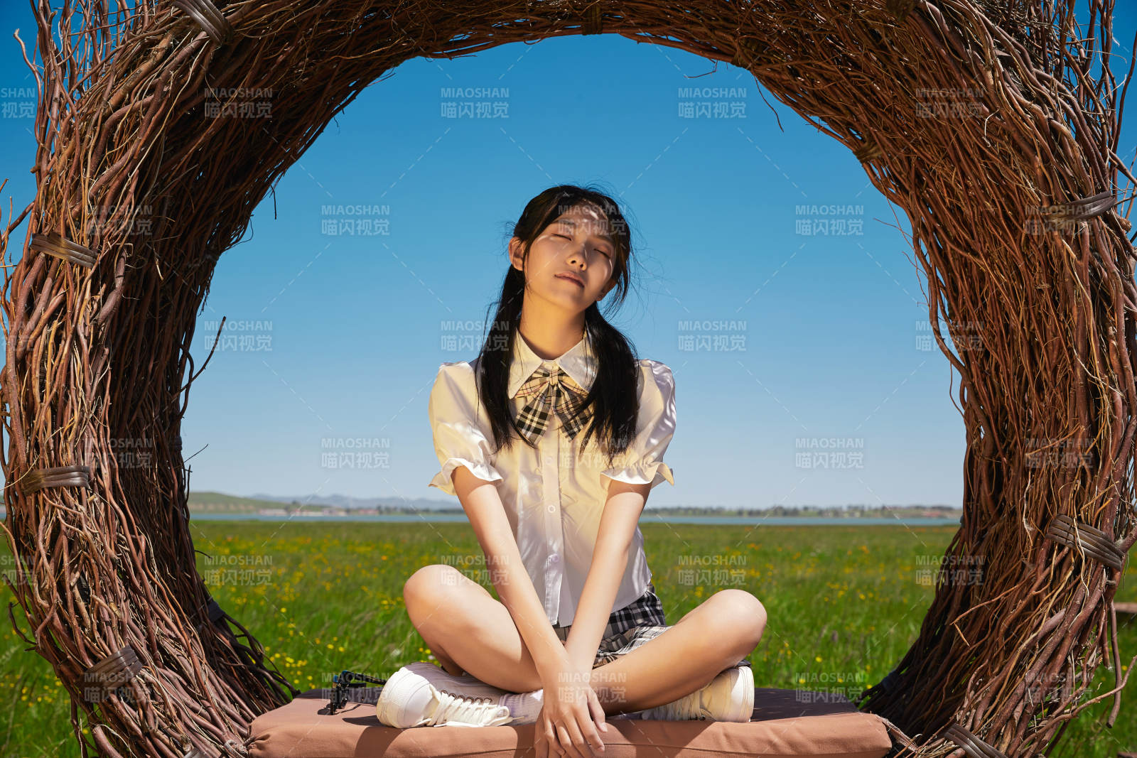 盛夏在草原濕地公園游玩的姑娘