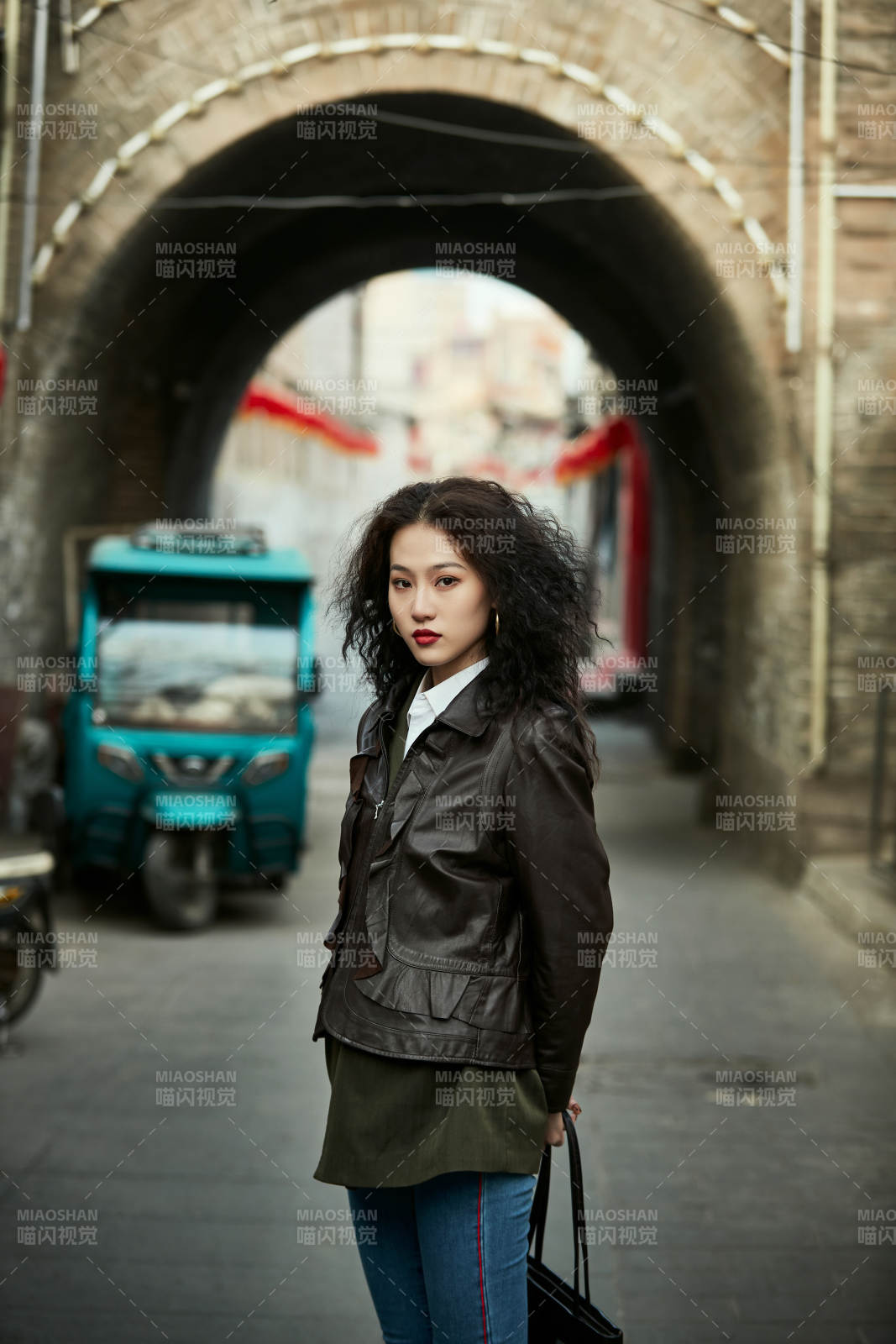 老旧城区里穿着复古港风的美丽清纯少女