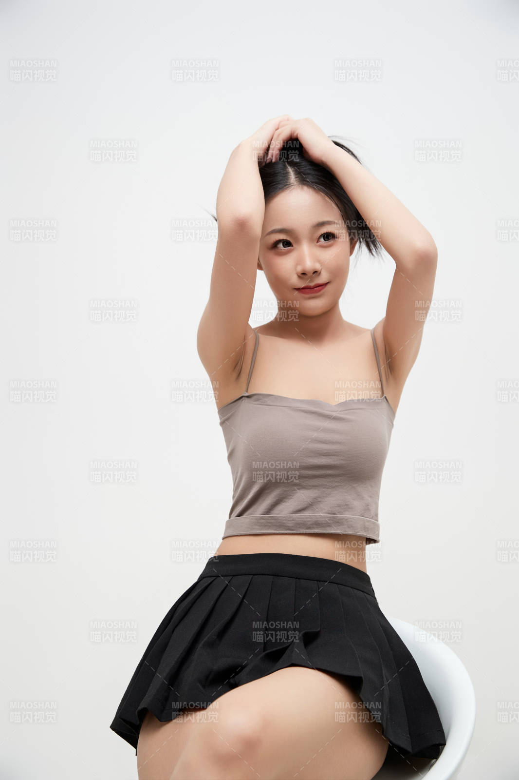 白色背景下的美丽可爱大学生