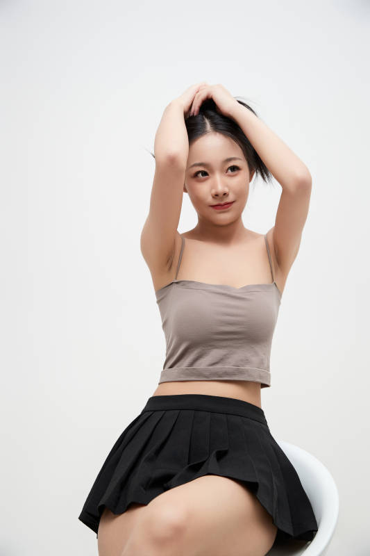 白色背景下的美丽可爱大学生