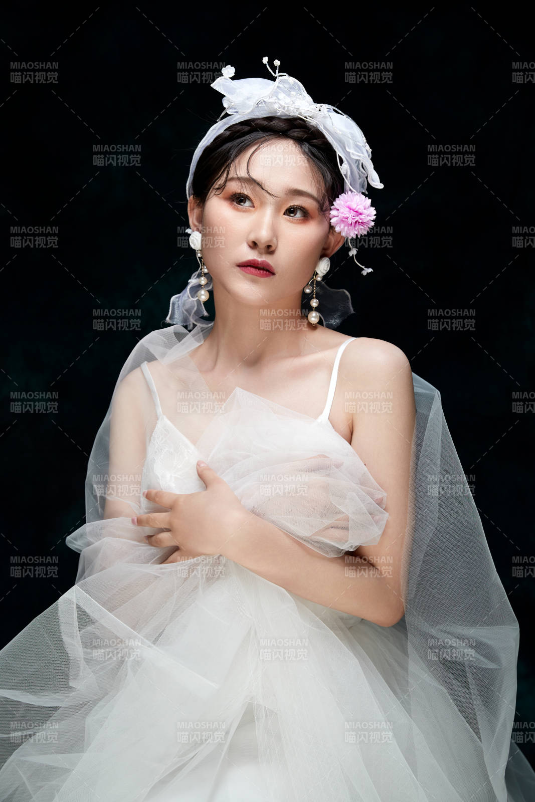 黑色背景下的女性复古婚纱妆面