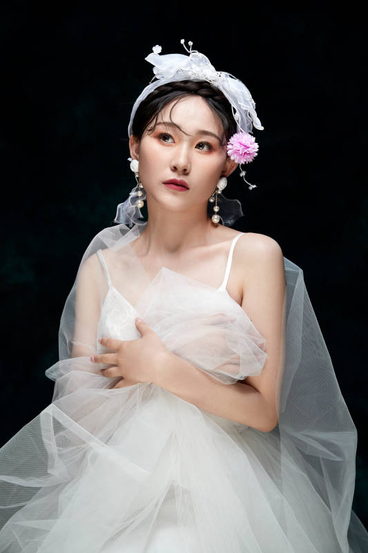 黑色背景下的女性复古婚纱妆面
