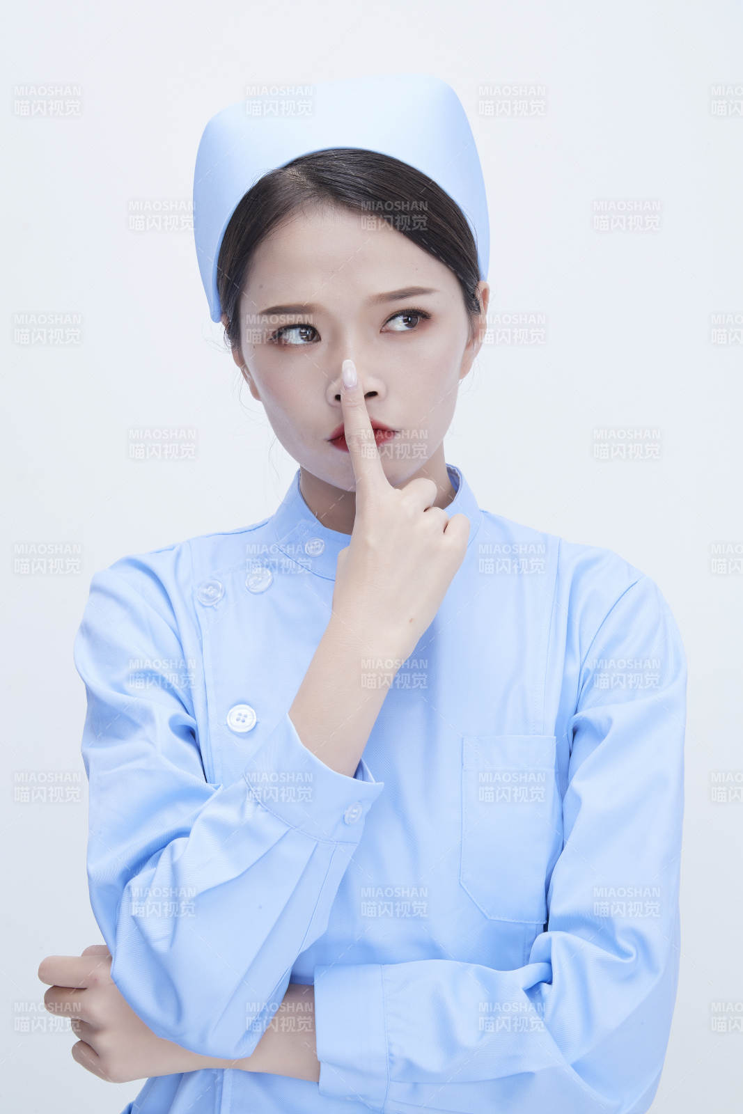 身穿蓝色护士服展示各种表情的漂亮女护士