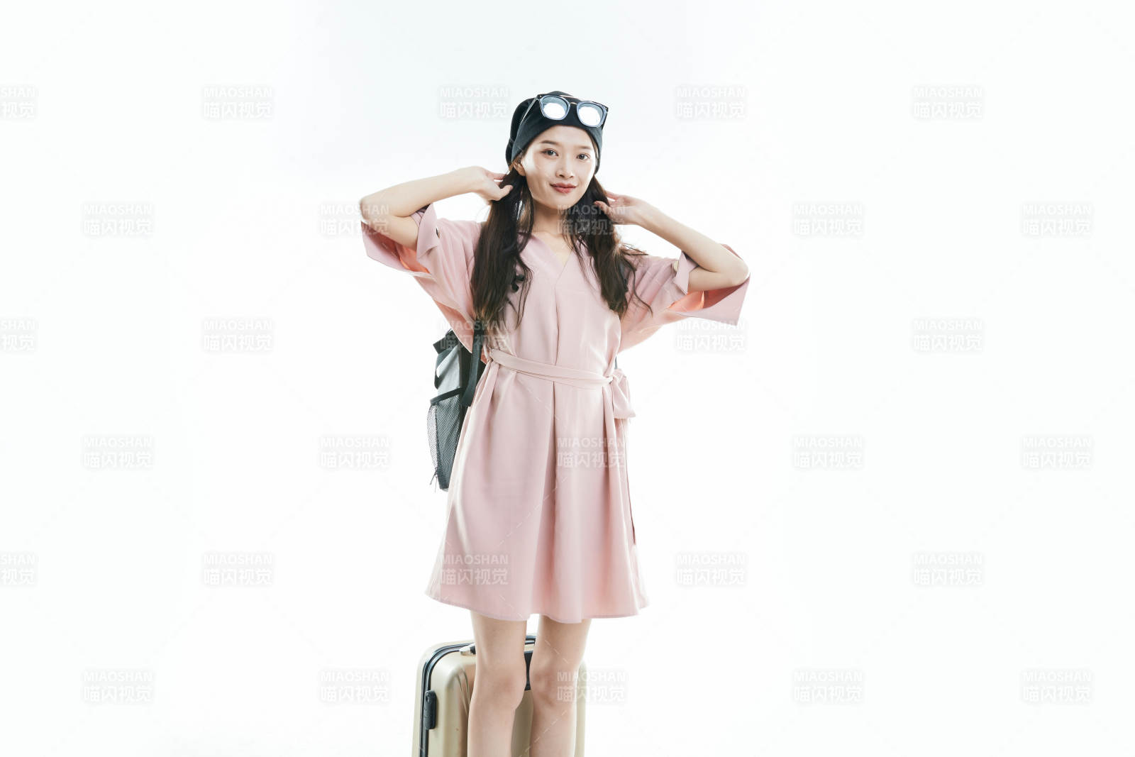 白色背景下准备出发旅行的美丽东方女大学生