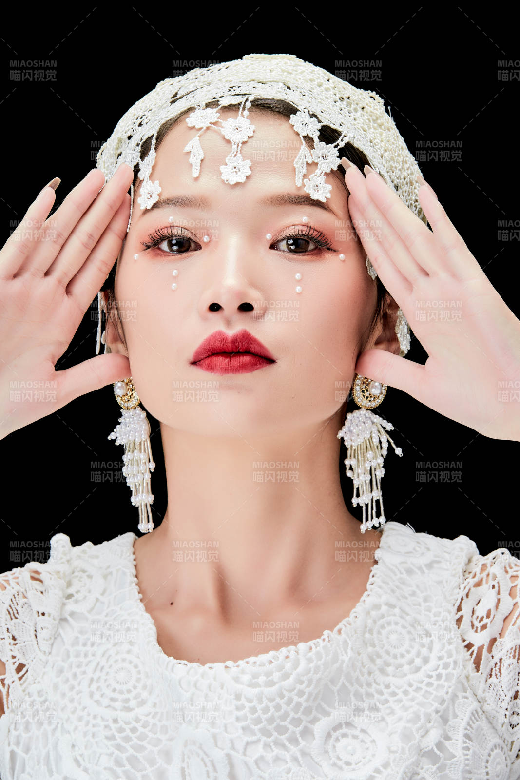 黑色背景下的美妆新娘彩妆人像