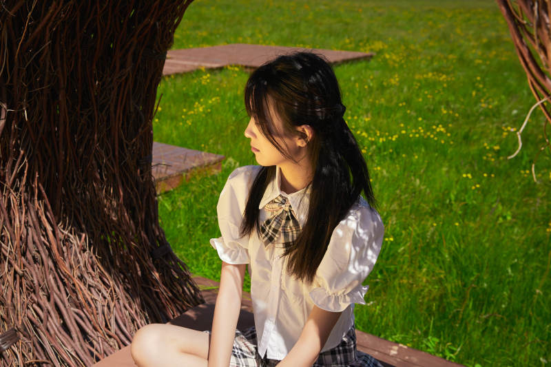 盛夏在草原湿地公园游玩的姑娘