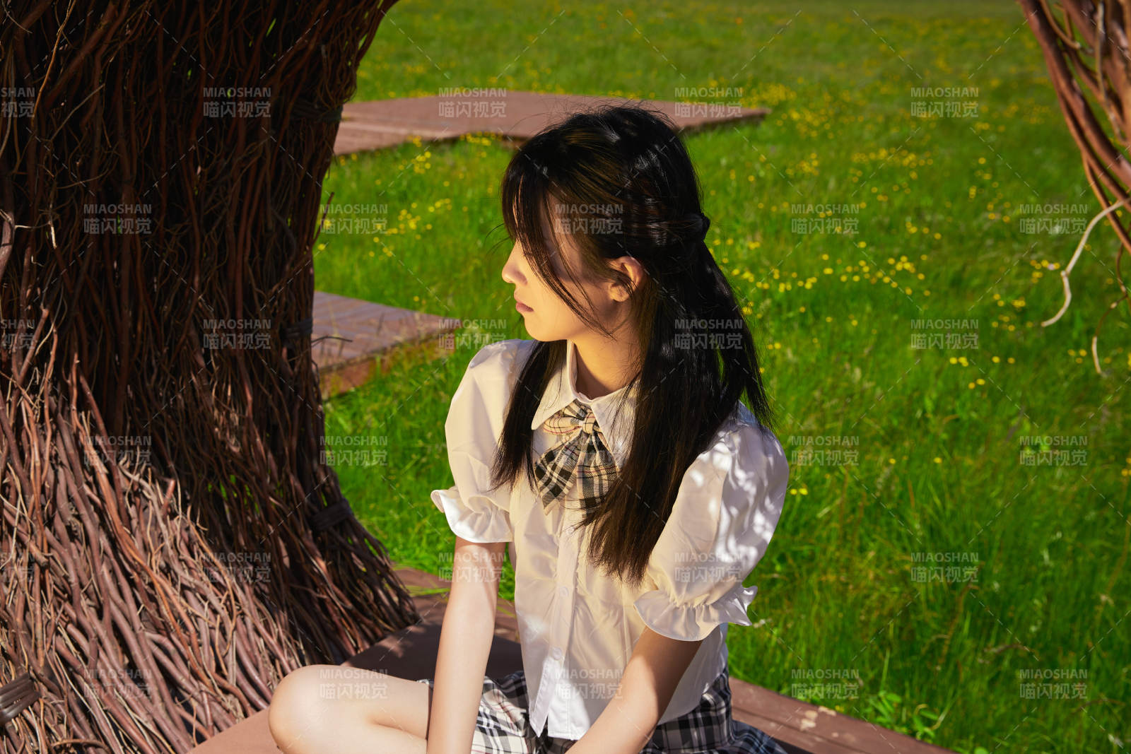 盛夏在草原湿地公园游玩的姑娘