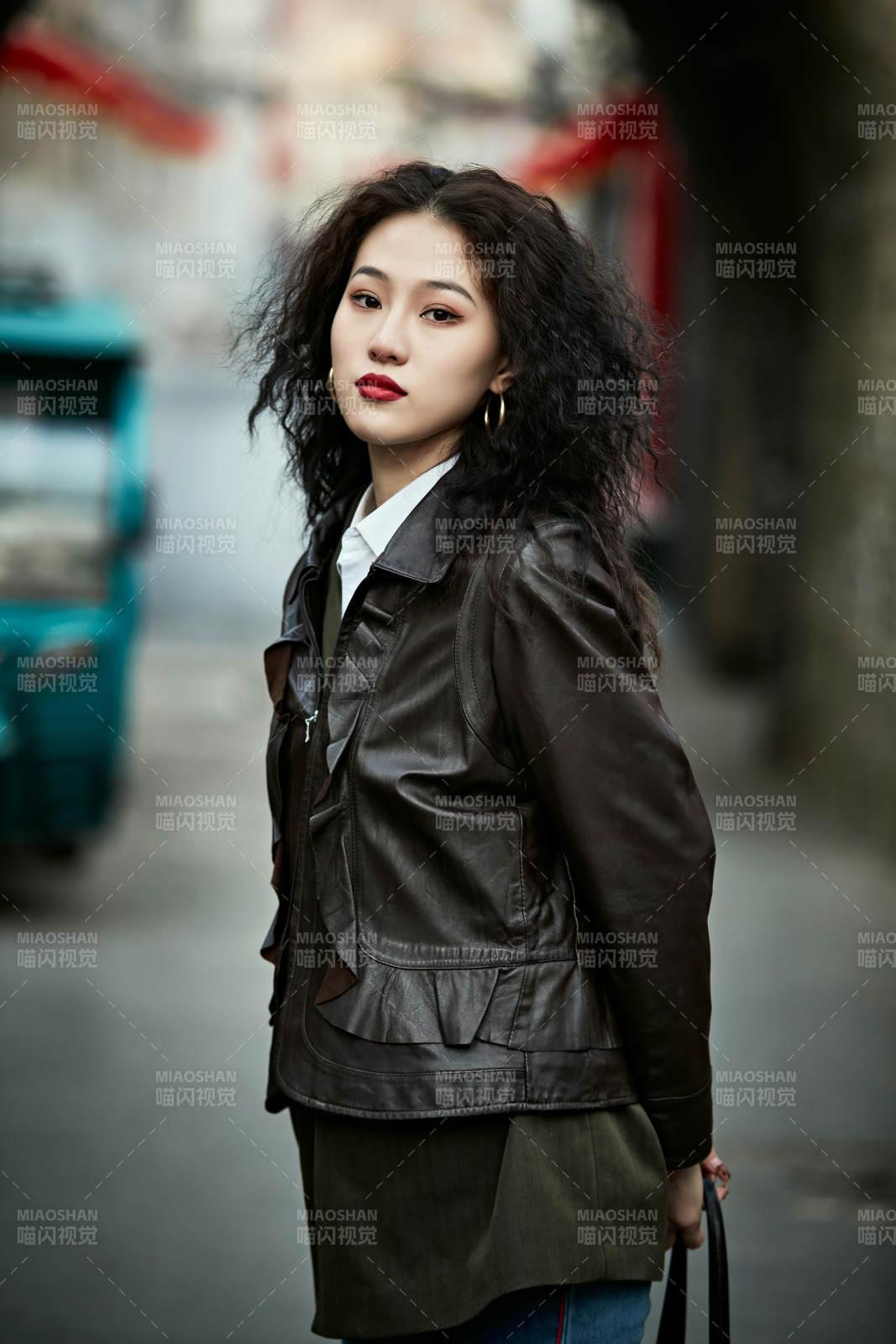 老舊城區里穿著復古港風的美麗清純少女