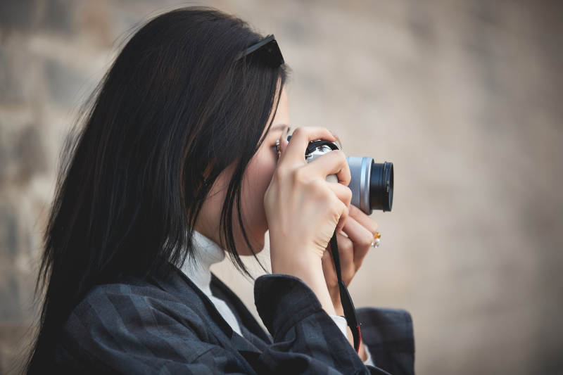 手持相机拍摄的港风少女