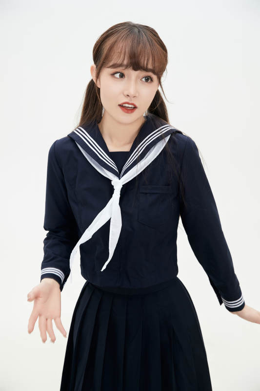 身穿日系高中制服的美丽少女
