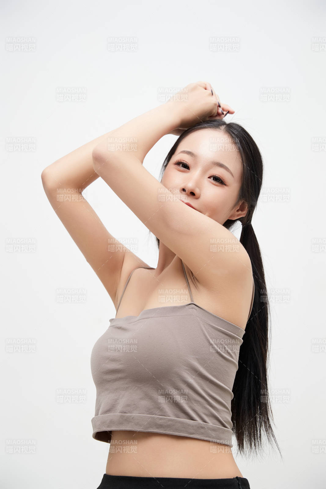 白色背景下的美丽可爱大学生