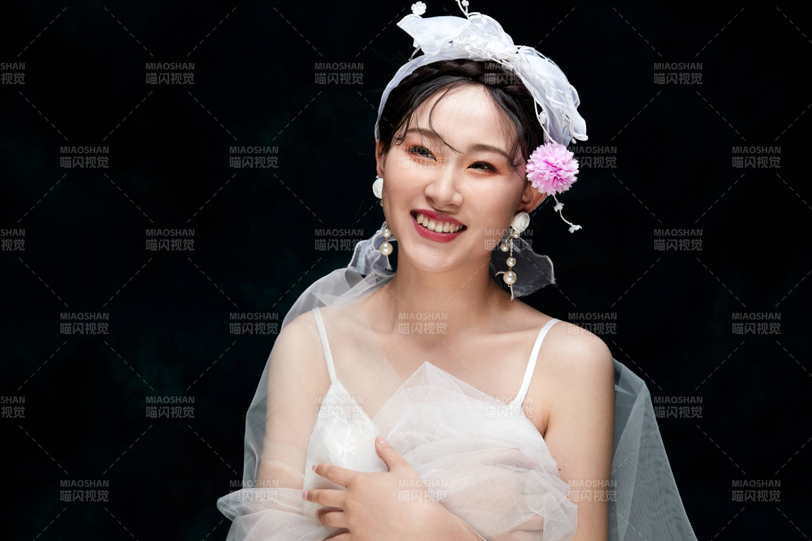 黑色背景下的女性复古婚纱妆面图片