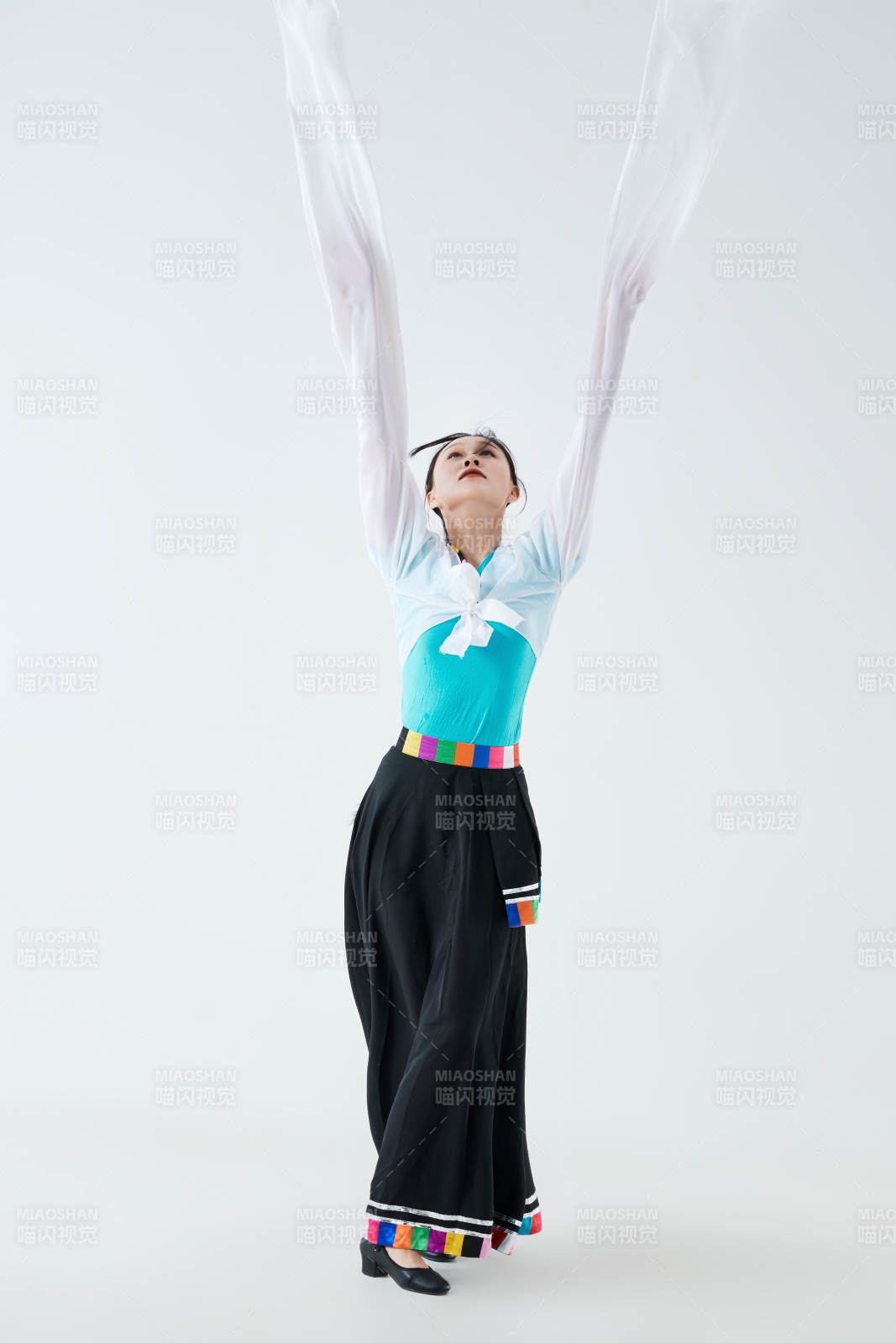 穿着藏族服饰跳着藏族舞蹈的少女