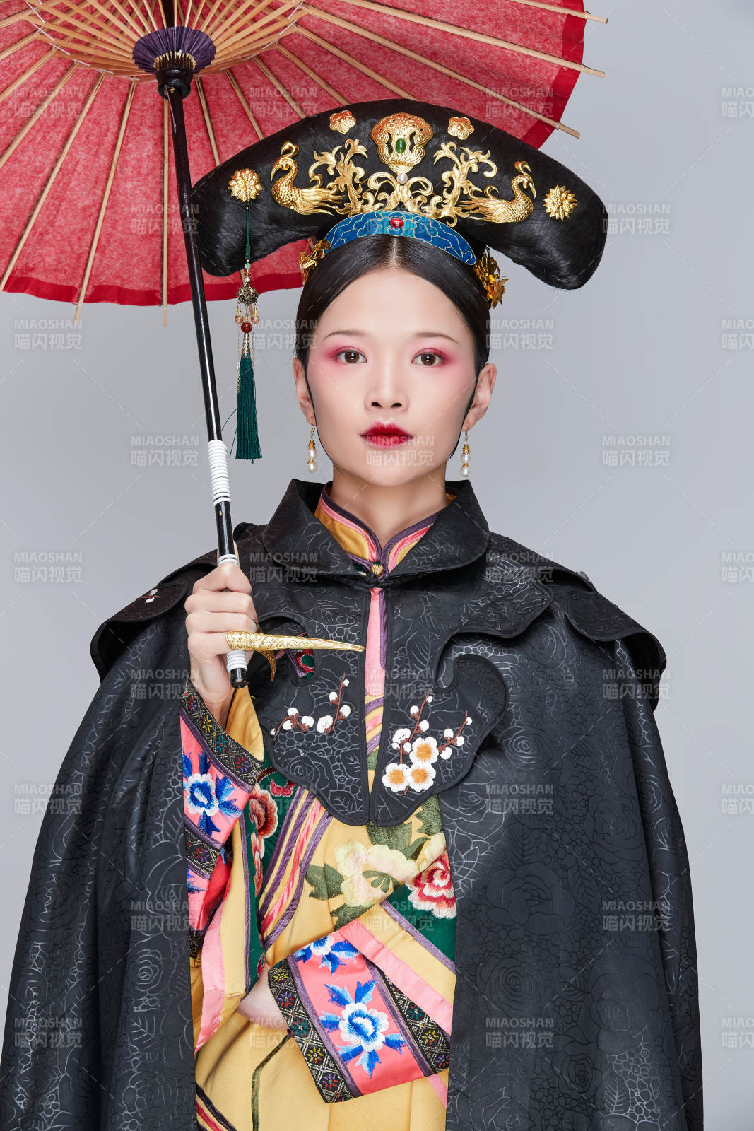 白色背景下的清代女性古裝造型清朝古裝