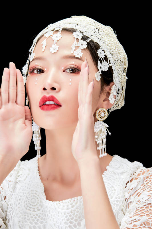 黑色背景下的美妆新娘彩妆人像