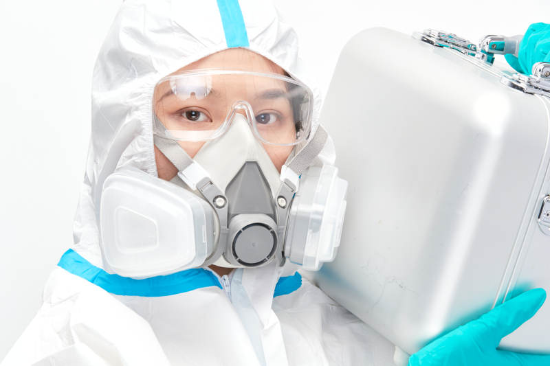 穿白色防护服佩戴护目镜口罩的女性医疗人员