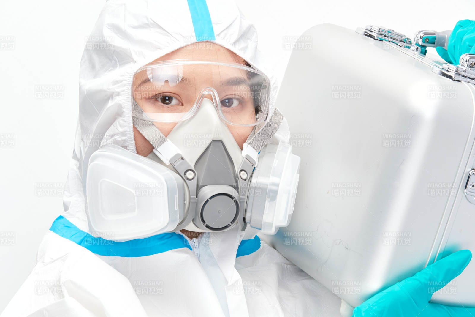 穿白色防护服佩戴护目镜口罩的女性医疗人员